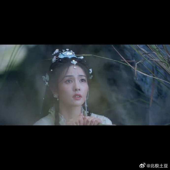 说实话，虞书欣新剧《念相思》刚开机，蚌精造型路透就立刻捆绑白鹿的桑酒上热搜，这套