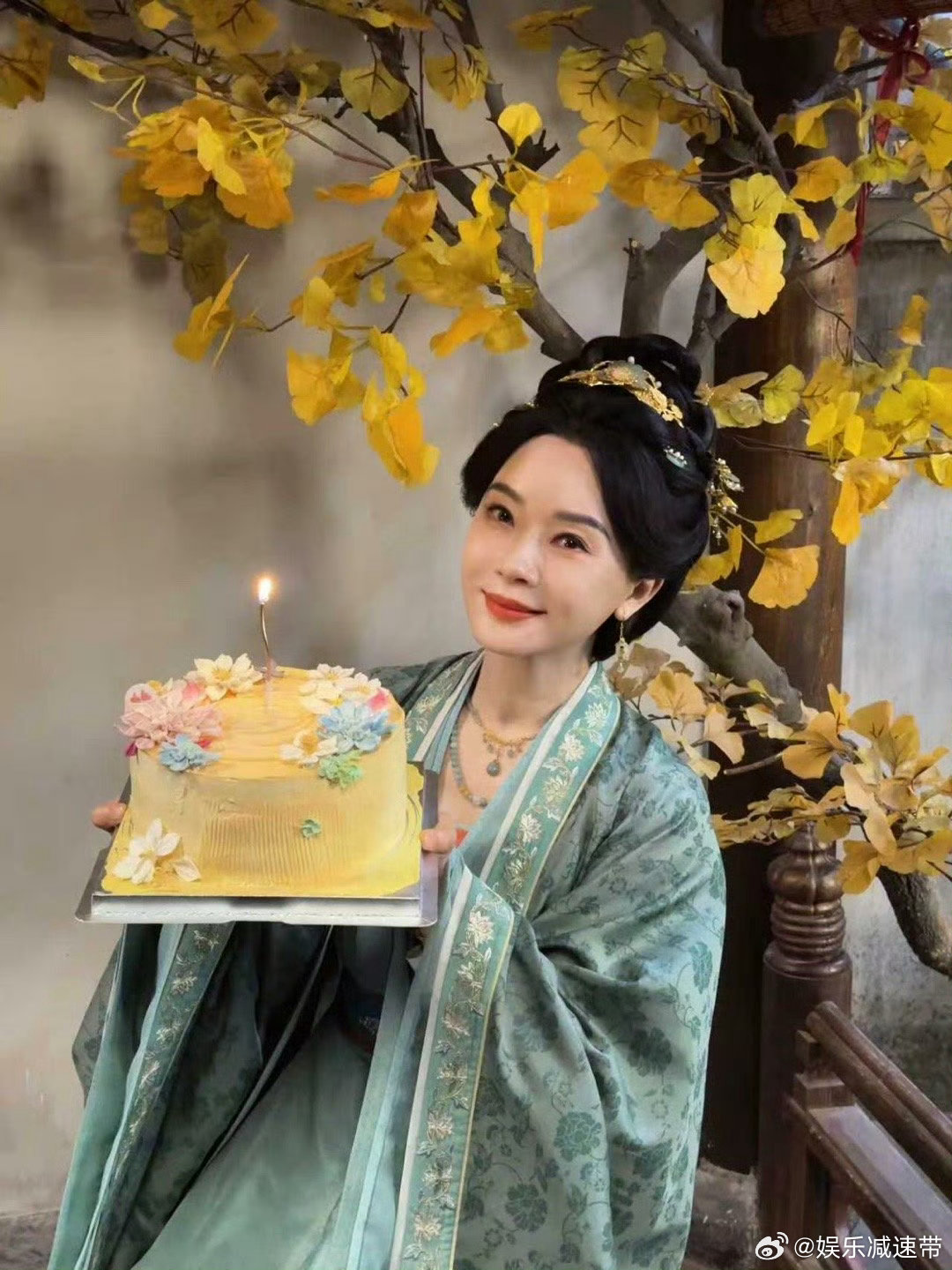 何不同舟渡剧组给陈数庆生 剧组给陈数庆生太浪漫！巨型红玫瑰花和仪式感蛋糕，暖心又