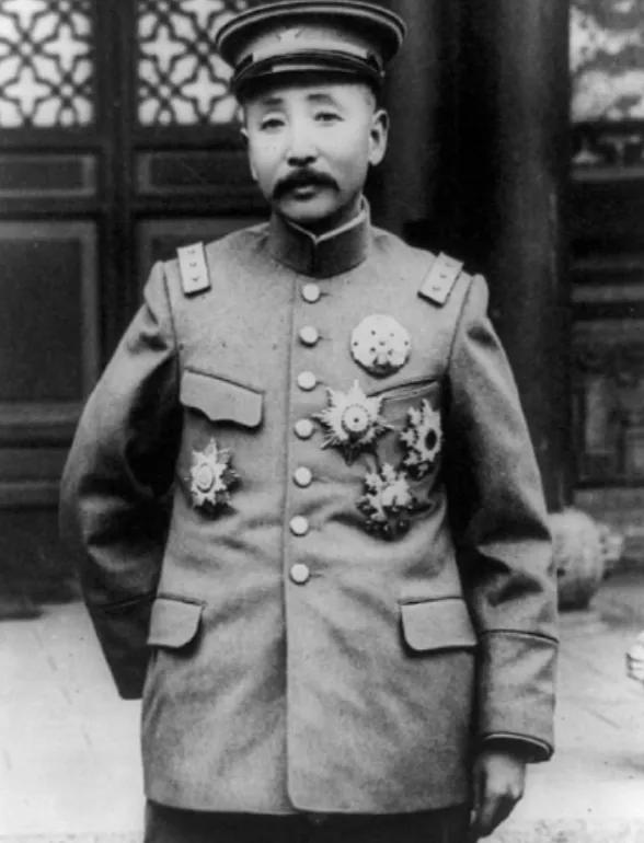 民国时，张作霖麾下有个连长，因彩礼不够娶不到媳妇，张作霖眼睛一瞪说：“你没有提我