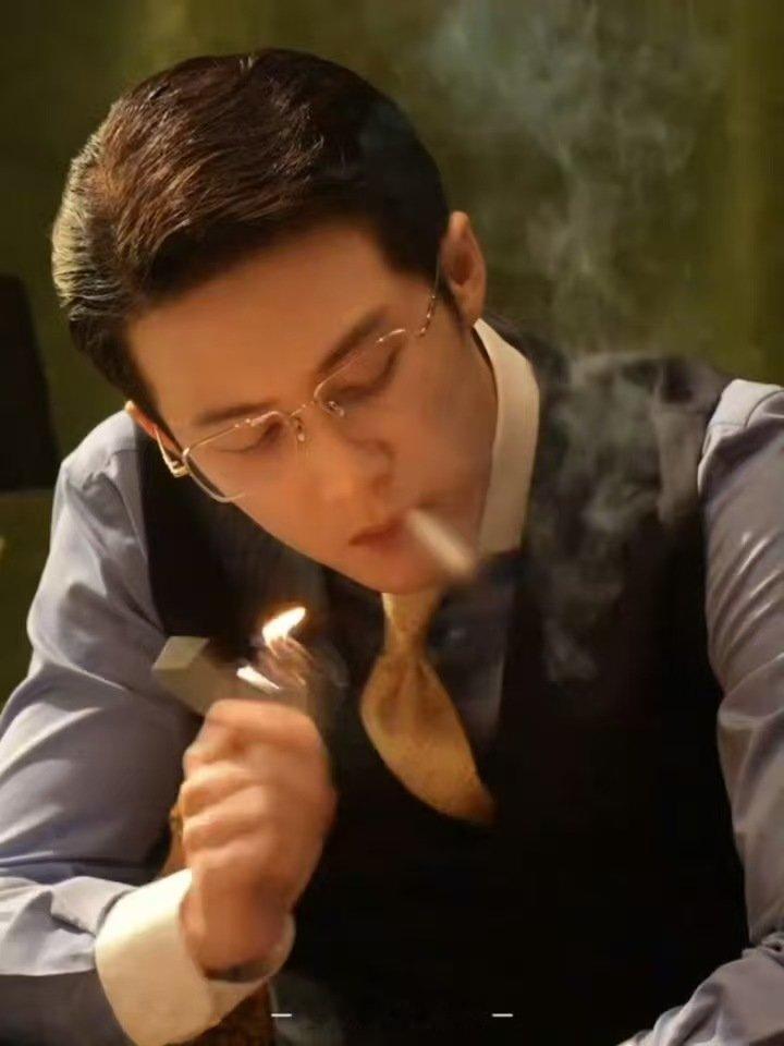 檀健次震耳欲聋预告抽烟镜头 ​​​谁懂檀健次白切黑这个反差感！！！抽烟这个镜头简
