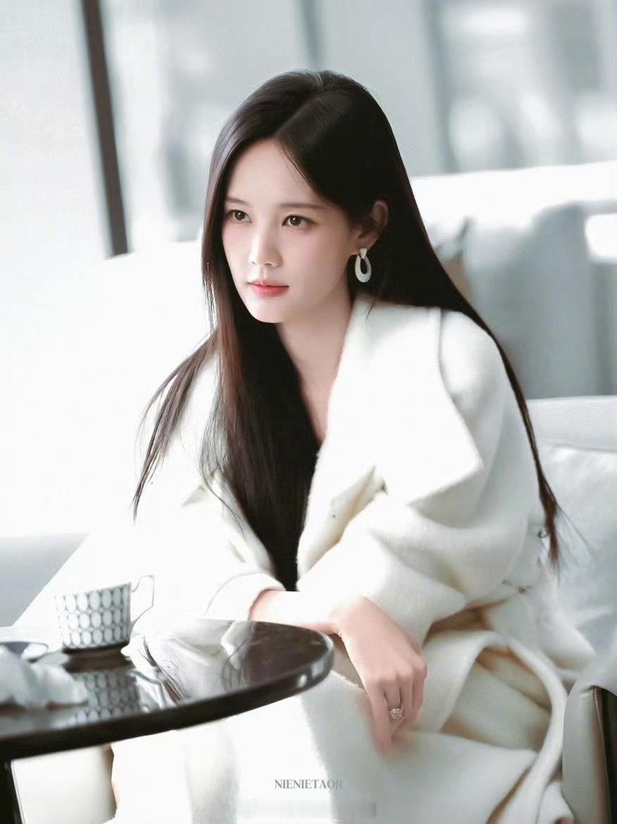 李一桐新剧醉酒幻视千颂伊李一桐在《美人余》里喝醉的余梦，简直把千颂伊附体演活了！