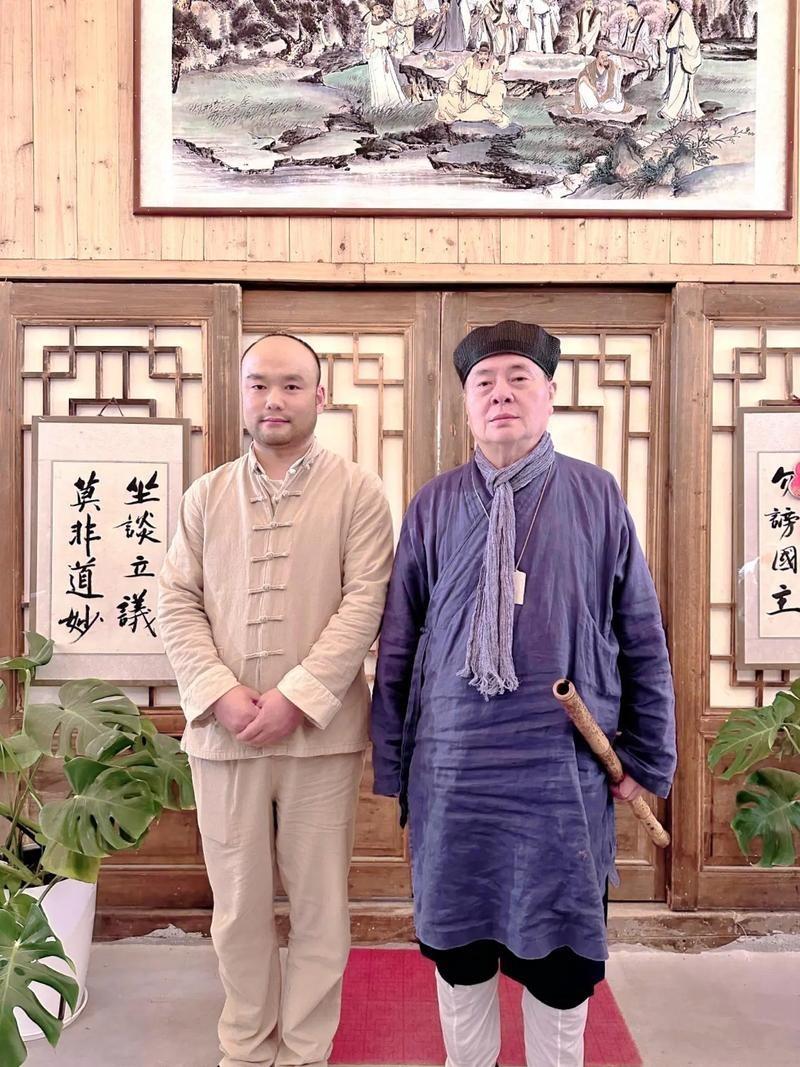 刷到张高澄道长的时候，我以为就是个普通出家人，面相和善，穿个道袍，看着挺舒服的。