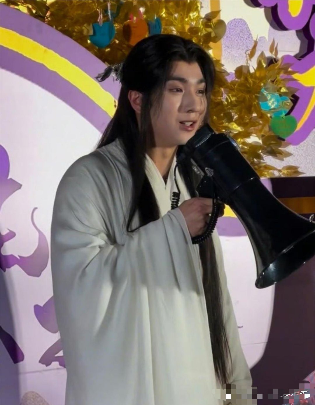 这就是颜值很绝的古装男神李宏毅吗…… 