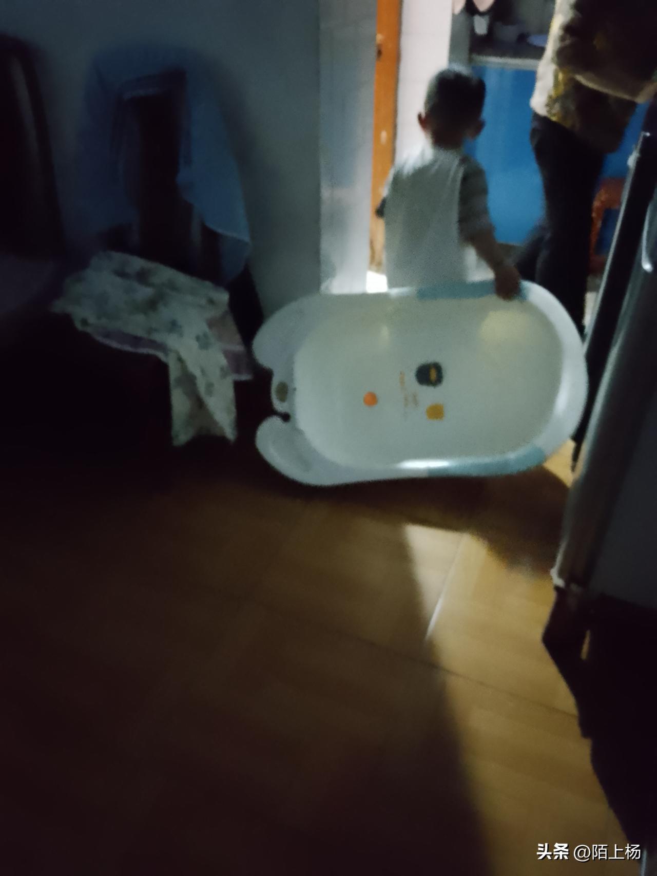 “木子，洗澡啰！”
奶奶话声未落，木子匆匆忙忙跑向阳台，㗭㗭嗦嗦一阵，拖出了他的