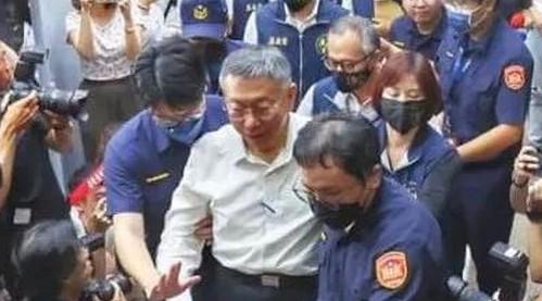 柯文哲目前还在保释期间，随时接受台北地方法院的传讯，但柯文哲总认为自己还是台湾的