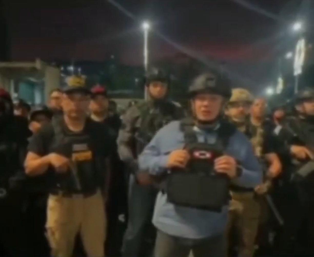 委内瑞拉内政部长迪奥斯达多·卡韦略对马杜罗的支持者们表示：我现在就在街上，我们所