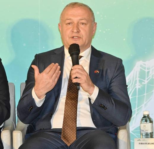 他透露，今年荷兰派军舰来台湾海峡

到台湾参加玉山论坛的
荷兰众议院前国防委员会