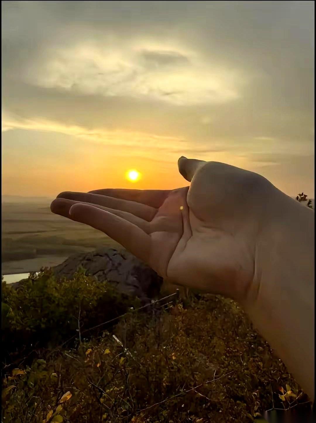 儿子好不容易领个女朋友回家，挺晚了，我说干脆住一晚。
我婆婆，在我儿子房间里，就