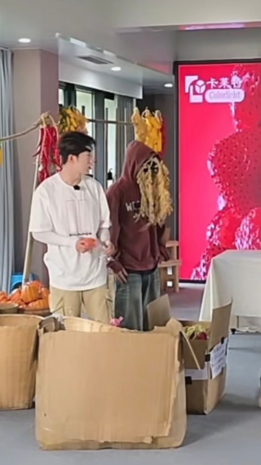 弟弟：得戴点什么😜 ​​​