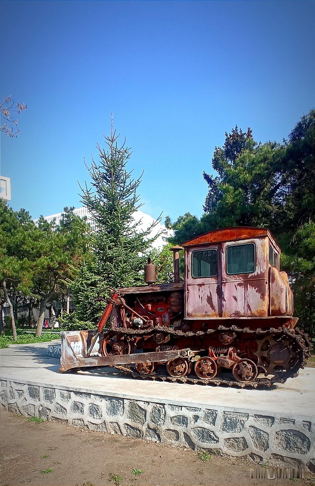 这辆自行车的主要刹车装置是“脚闸”大概率是《青岛牌》。
骑行的时候，只要一倒链子