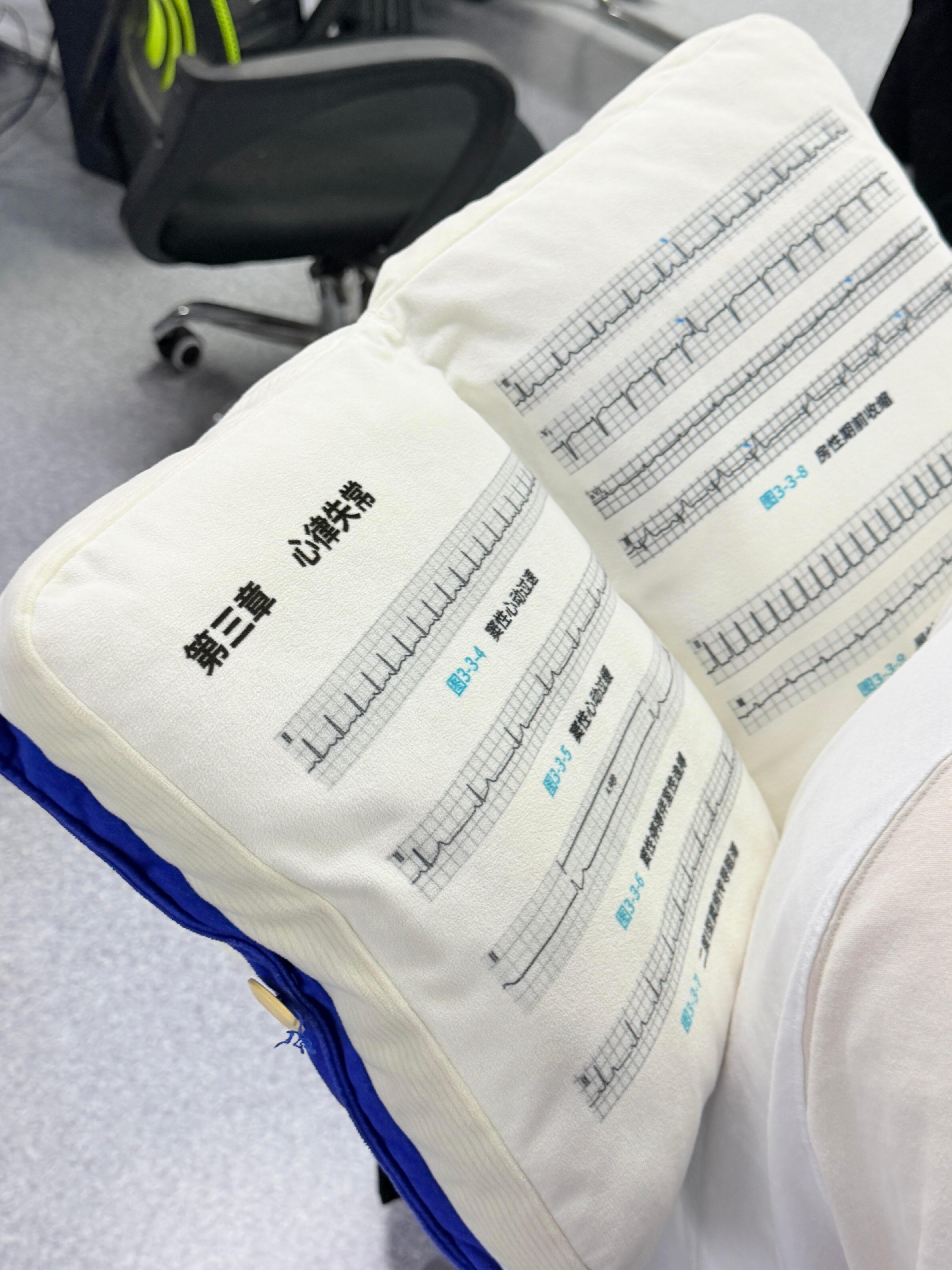 原来医学生连睡觉都在卷啊