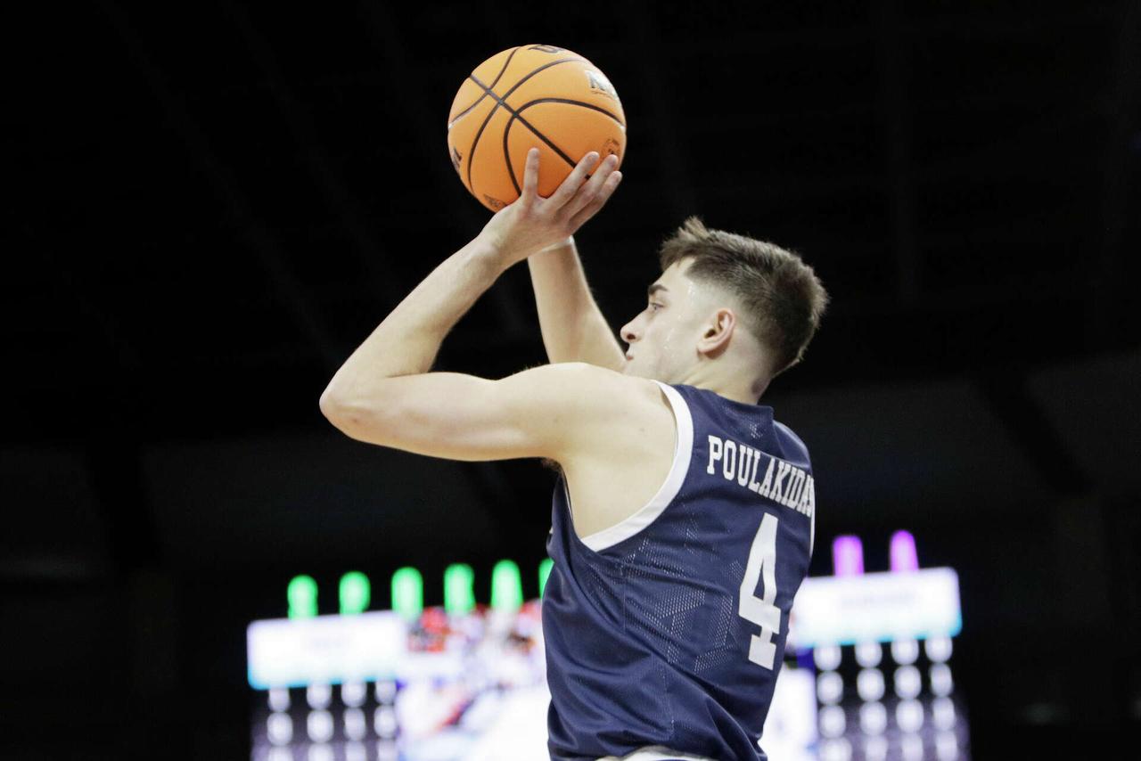 达拉斯独行侠将与后卫约翰·普拉基达斯签下一份双向合同。此前，球队将瑞安·内姆哈德