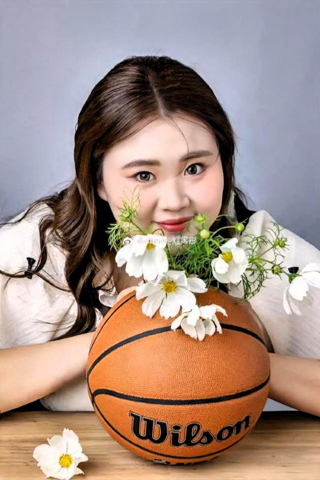 篮球宝贝刘禹彤的三大择偶标准：
1、男友身高须在1.95米以上，年龄在25岁到3