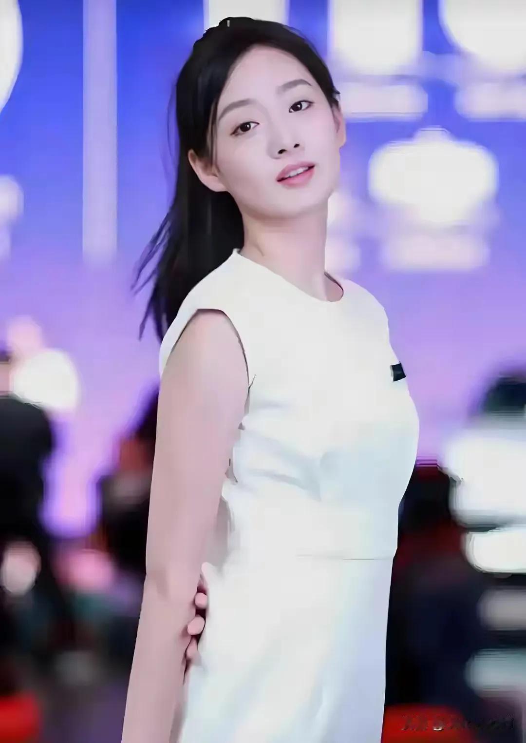 清新脱俗的白色连衣裙，尽显优雅气质！👗💃