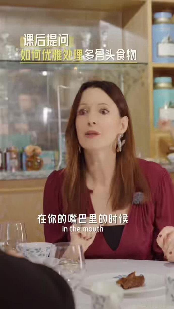 胡兵蔡国庆上课调皮被老师惩罚 英式下午茶讲究优雅，可到了胡兵和蔡国庆手里，就变成