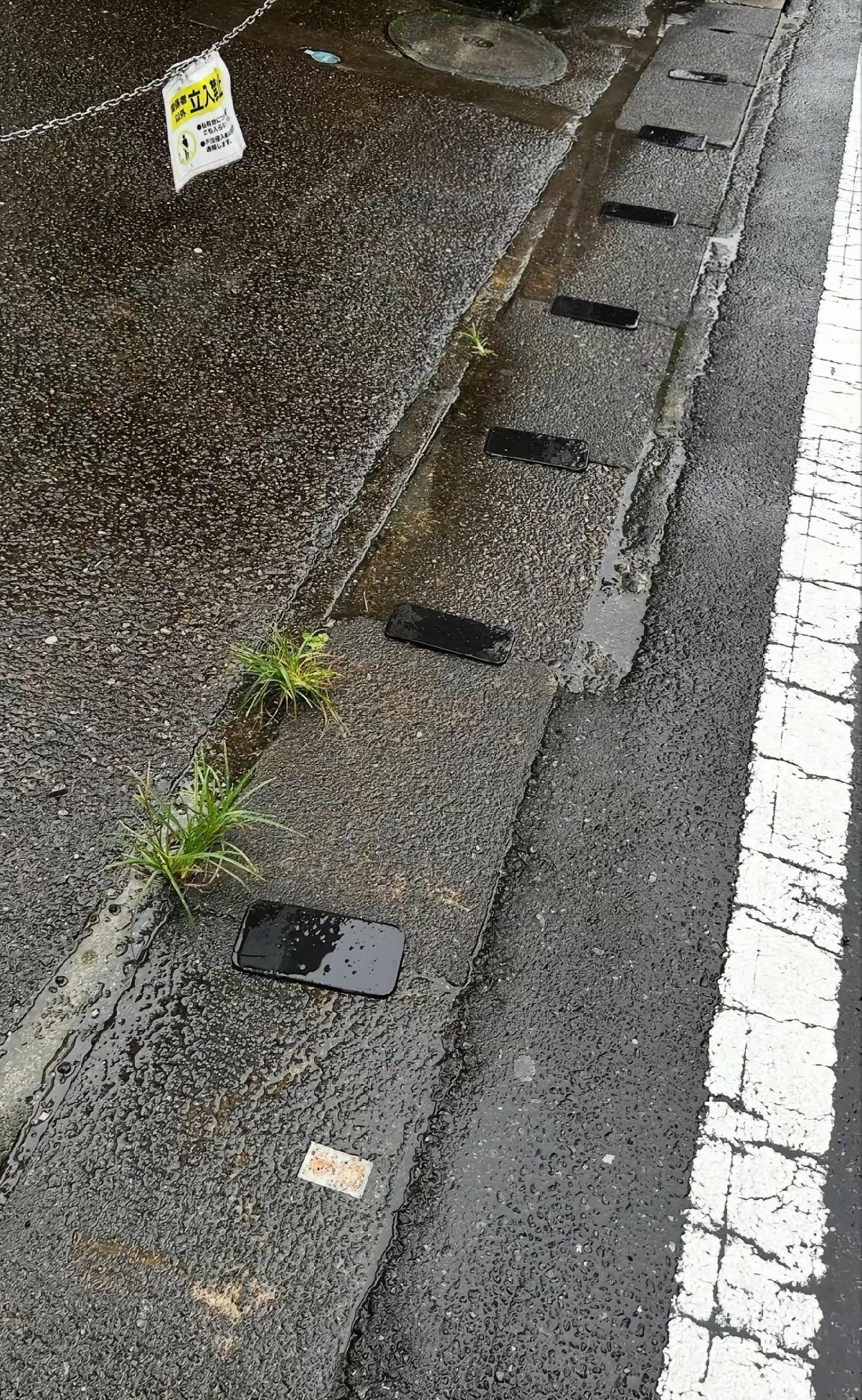 这下雨路边放这么多手机是什么意思，想不明白。