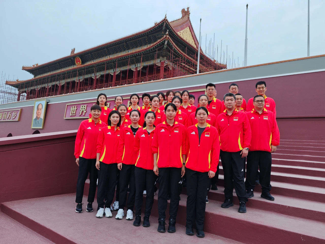 全新的中国女排，今天早晨在天安门广场观看庄严肃穆的升旗仪式，进行爱国主义教育，让