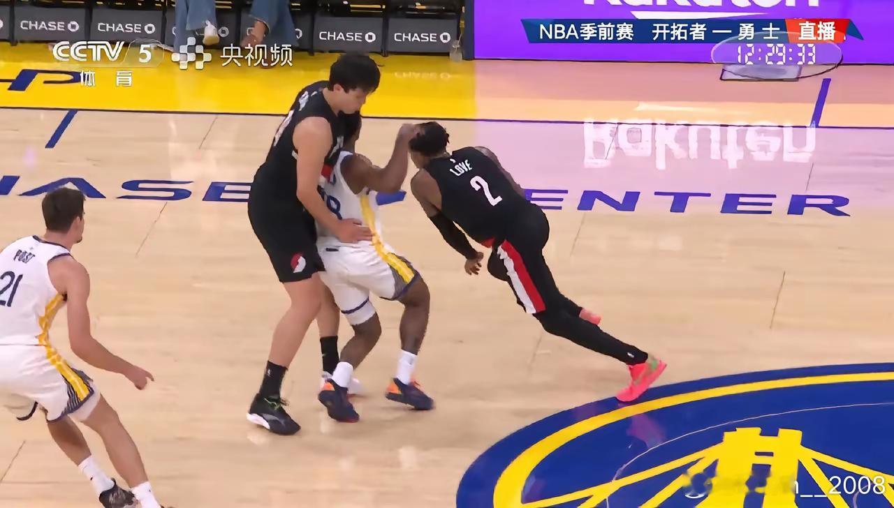 杨瀚森今天nba季前赛首秀，真的惨不忍睹！6犯离场，今天三分还两投不进，​单打打