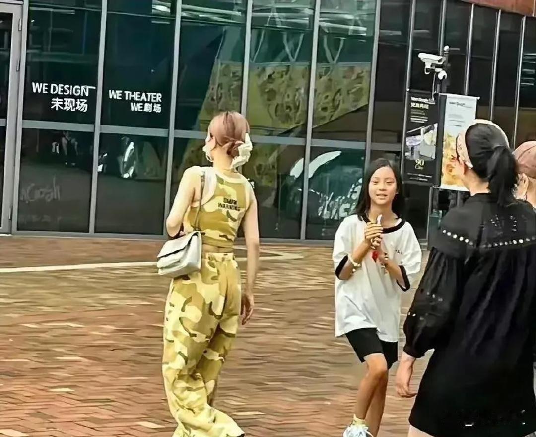 李小‎﻿璐跟她闺女甜馨的肤‎色差得老‎‎﻿大了！李⁠‏﻿小璐那皮肤白得跟发光似的
