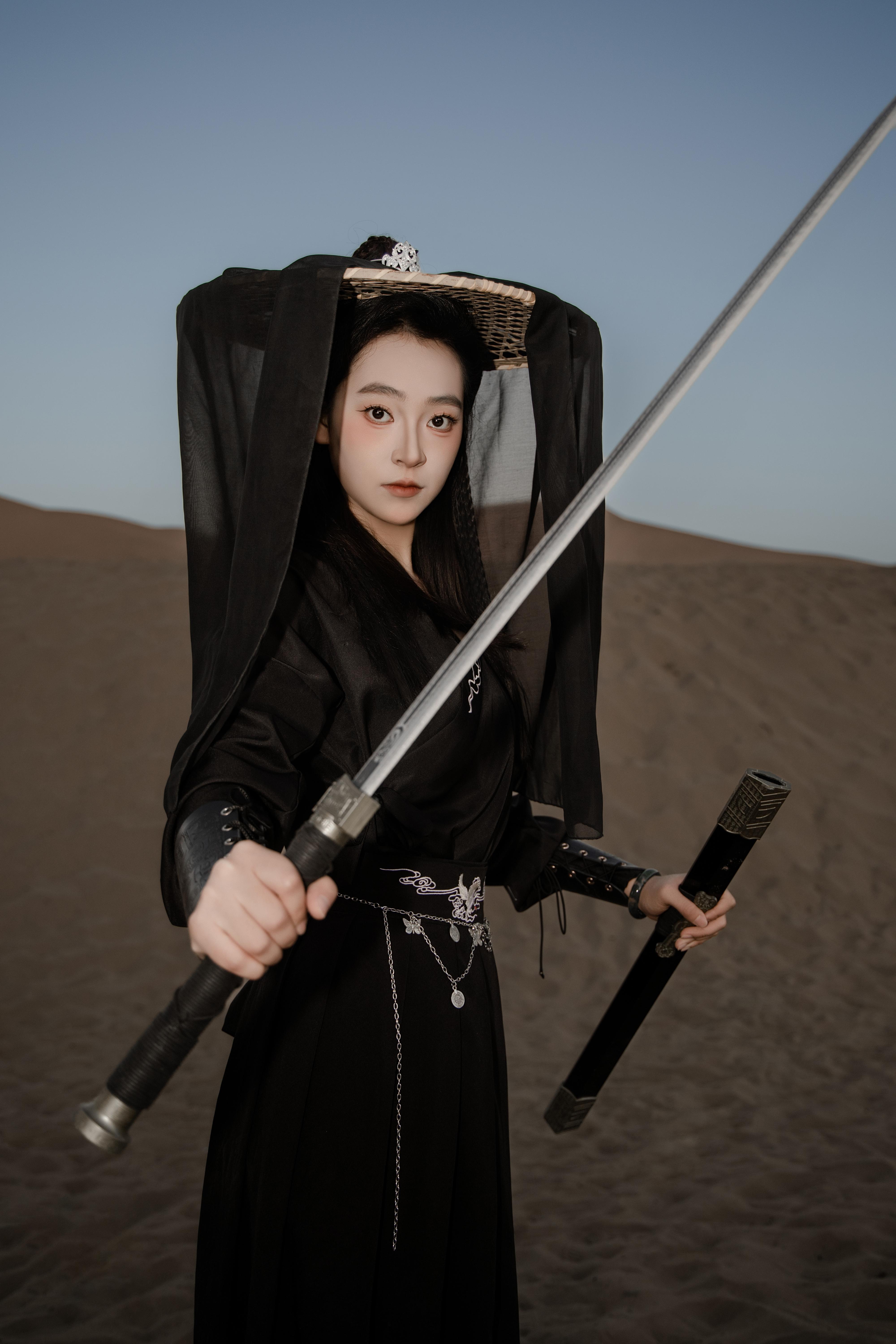 是谁说女子不能仗剑走天涯 ❓❗。