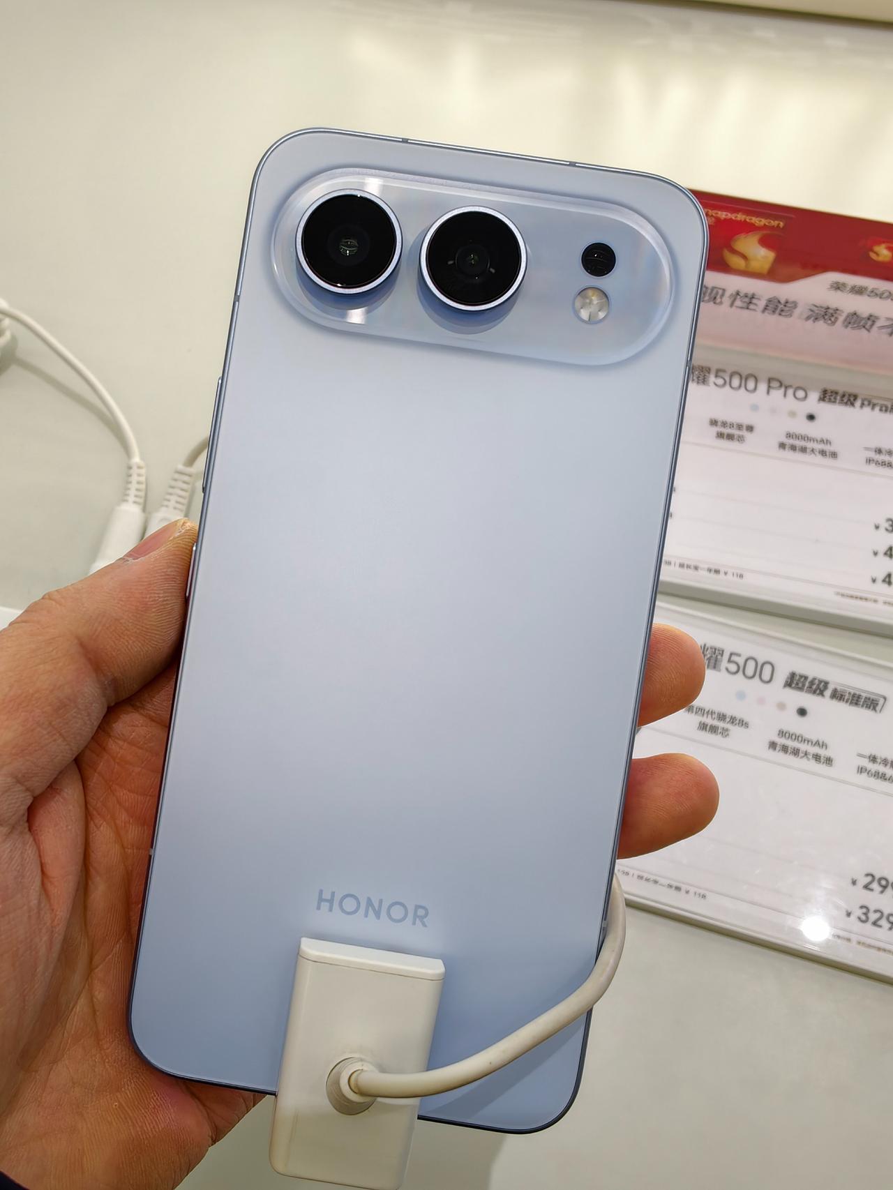 朋友本来打算入手华为mate80，后来又感兴趣nova15 Ultra，结果今天