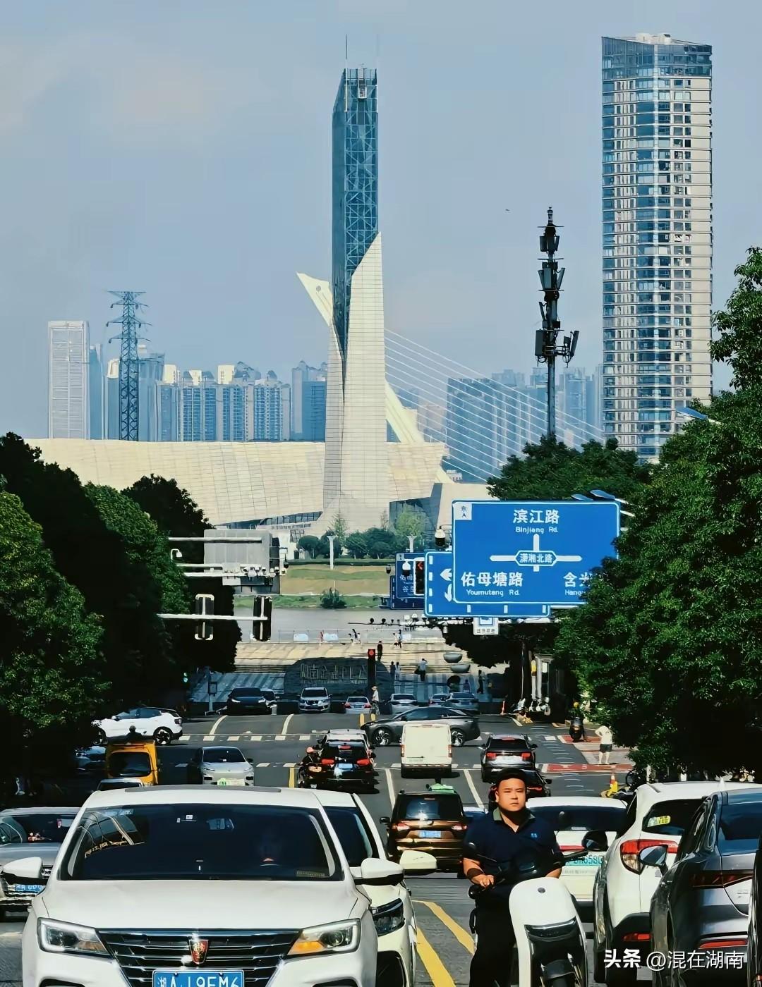 猜猜这是哪个城市？
这个城市知名度非常高，它的经济实力中部领先，它的交通地位四通