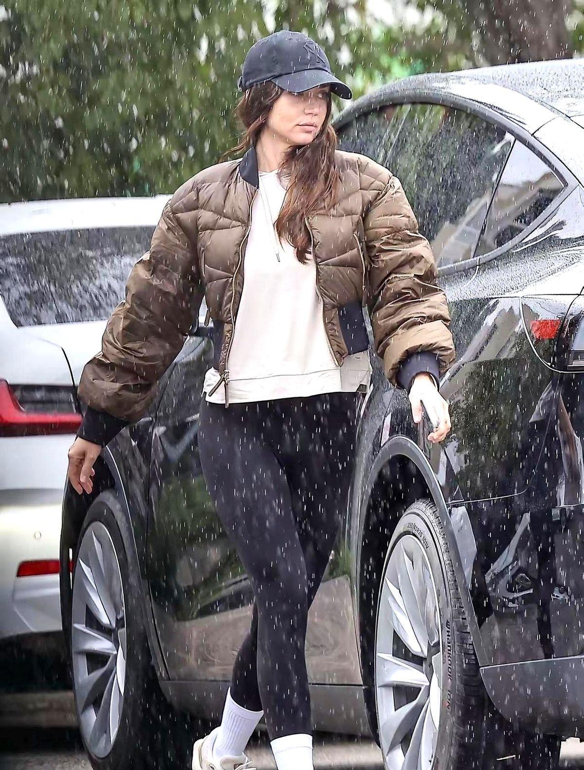 安娜·德阿玛斯开特斯拉Model Y，直接打脸“富人不坐它”。
这车真不是啥小众