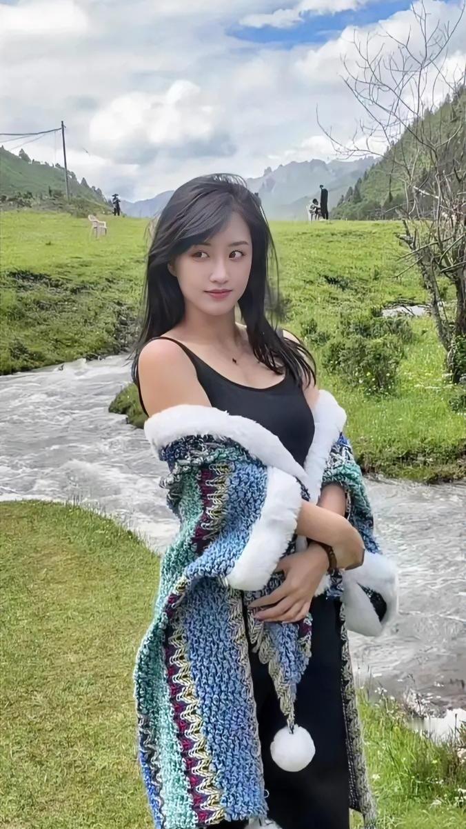 奔赴山野间的治愈秘境，清澈溪流蜿蜒过青草地，远处群山层叠，云朵慢悠悠铺满天空。身