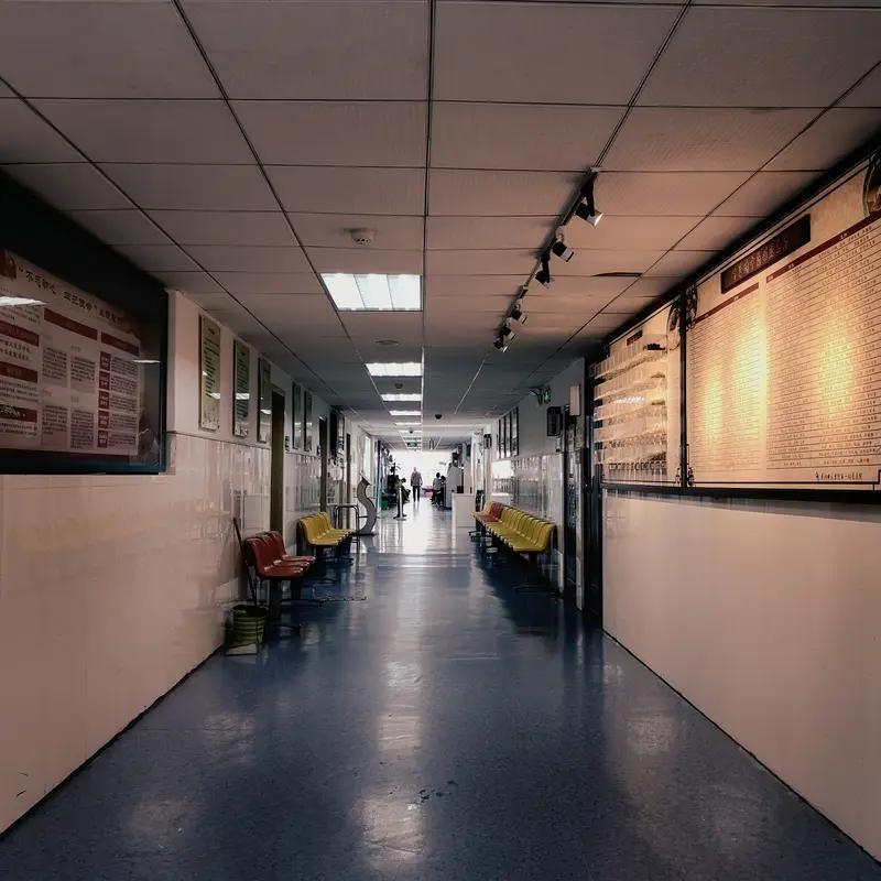 医院看病并非没钱就不医治。对于急危重症患者，法律有明确规定，医院不能因钱拒绝抢救