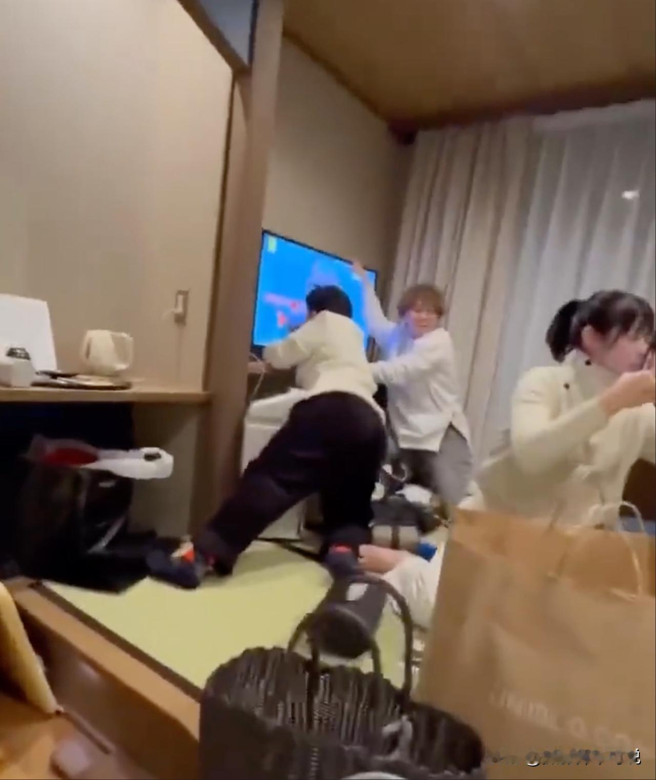 第一次见大地震时不急着逃跑反而去保护电视的，这电视机比人还金贵？今天，几位中国游