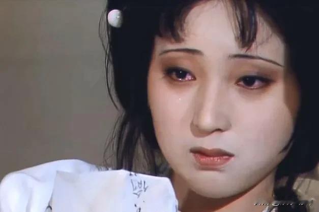 陈晓旭当年试完林黛玉的妆照镜子时，突然不自觉就流下了眼泪，因为她觉得林妹妹太惨了