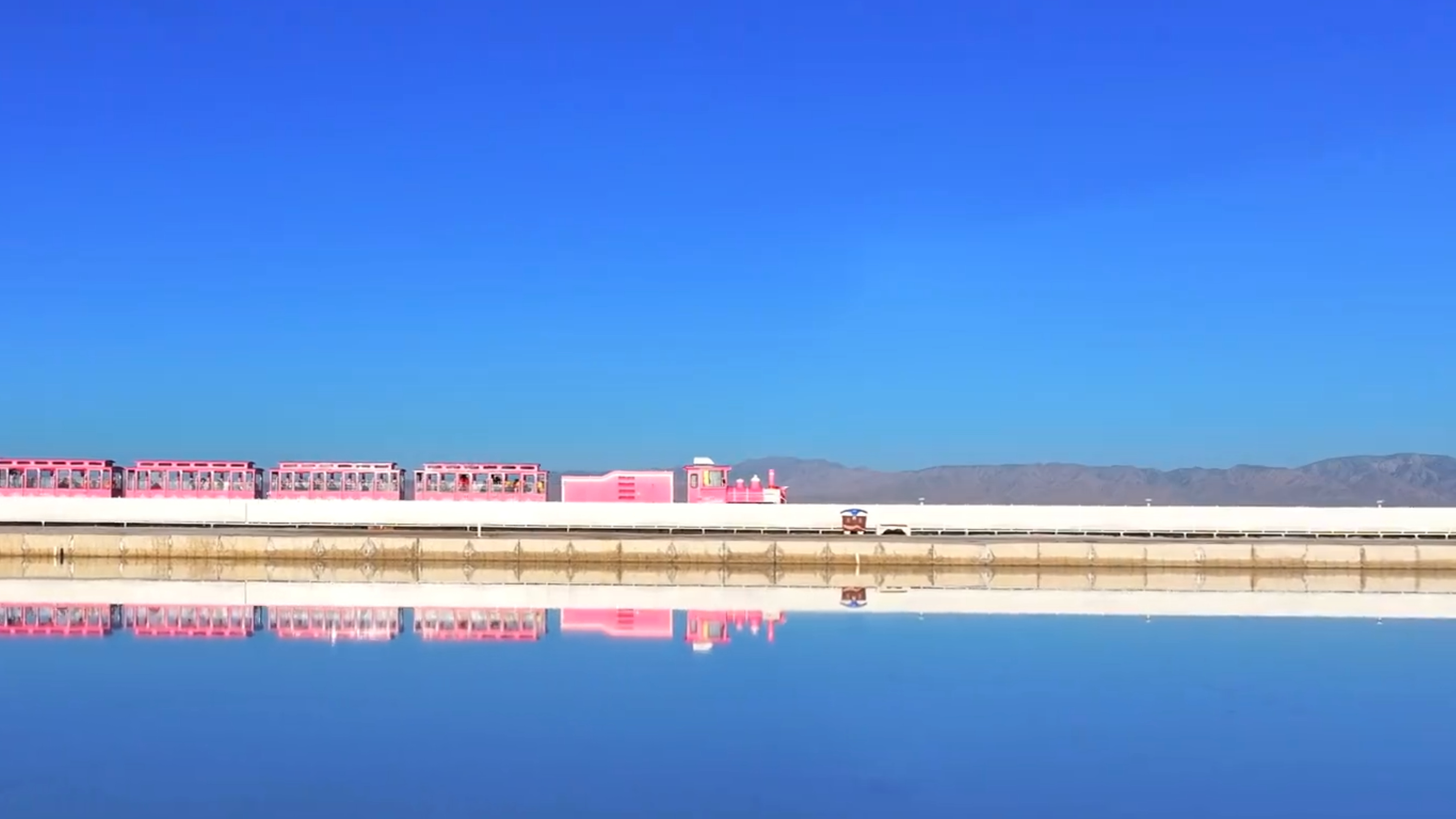 上班暂停去茶卡盐湖摸鱼打工人的最优解压方式，就是果断暂停上班，奔赴茶卡盐湖。任由