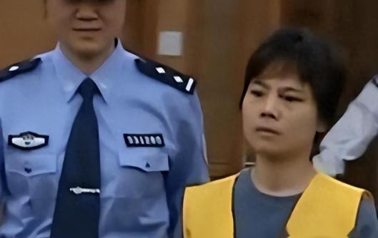 2006年，女校长在阁楼发现白骨，才晓得自己一家人竟跟尸体同住了差不多10年。而