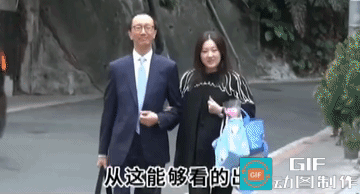 主持人鲁豫曾在她写的书里提到奥运冠军伏明霞和她的富豪老公梁锦松，她说曾在郑秀文演