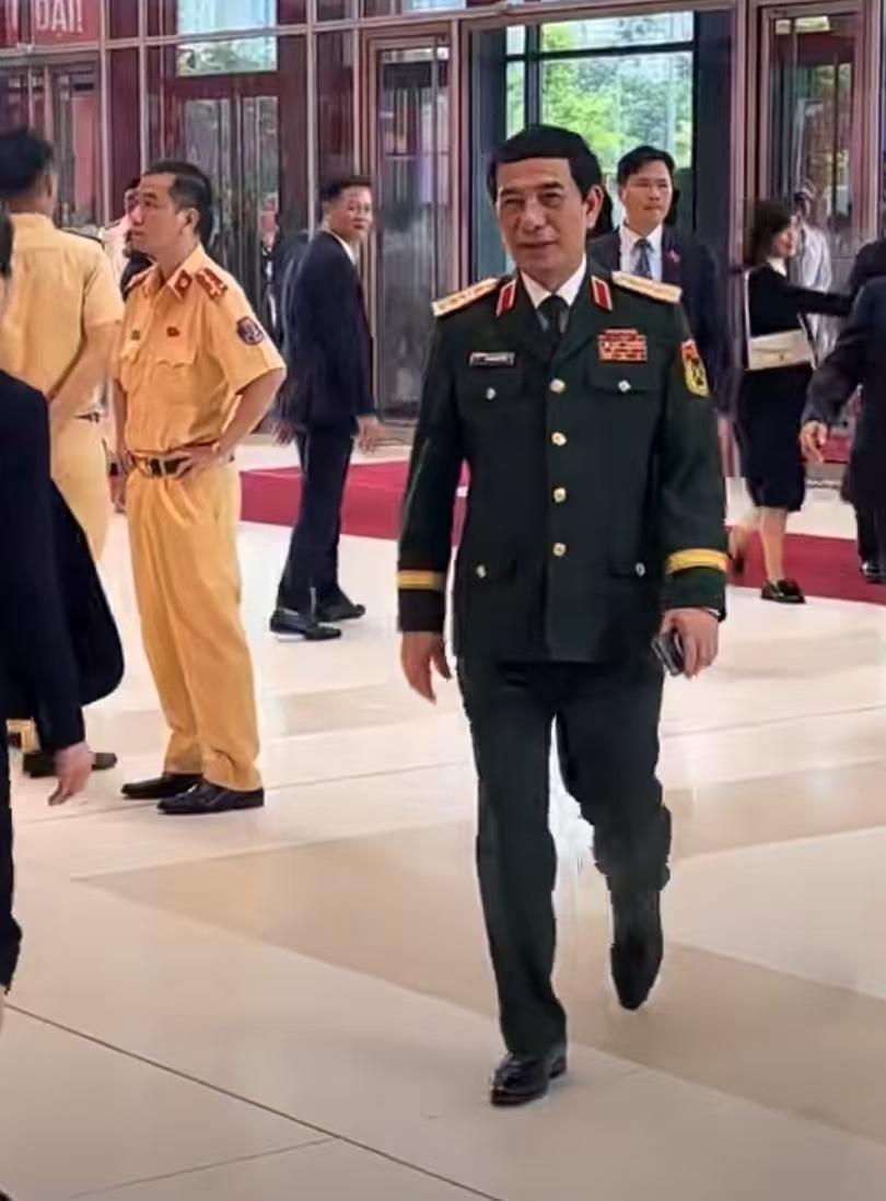 仿佛都不认识潘文江！实际上，无论大会小会，只要苏林参加的会议，必定有潘文江的身影