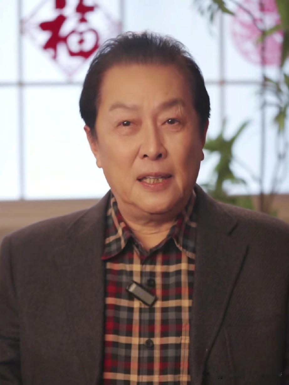 第一张图片里的唐国强老师，面容显得憔悴，头发也很稀少，看上去宛如一位七十岁的老者