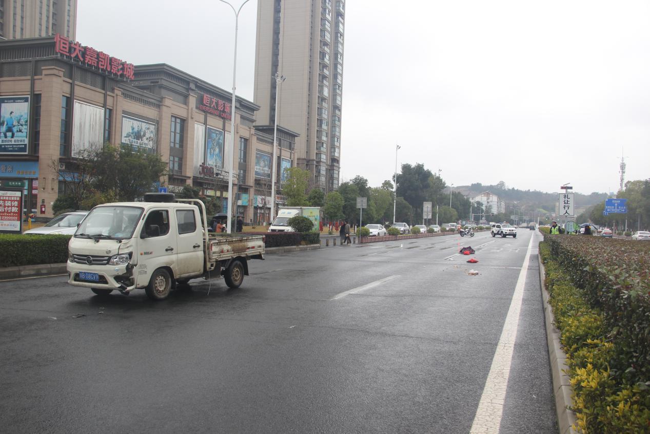 #男子驾车时低头捡手机撞死行人#【男子驾车时低头捡手机撞上行人致其身亡 交警：司