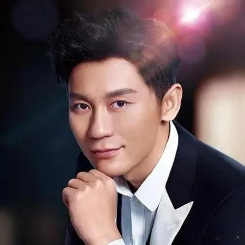 李晨，悲痛发文。
8月10日下午，演员李晨悲痛发文，他悼念了一位令人敬重的前辈秦