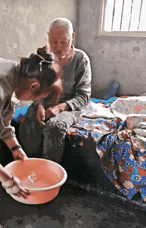 人老了。
可以失能千万不能失智。
一旦失智，还不如去死了。可这也不是自己能控制的