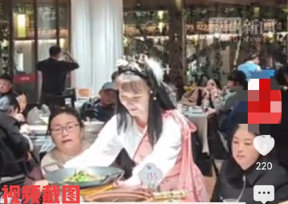 湖北襄阳有家武侠概念餐厅。

来这里有可“穿越”进射雕英雄人物。

自从襄阳的旅