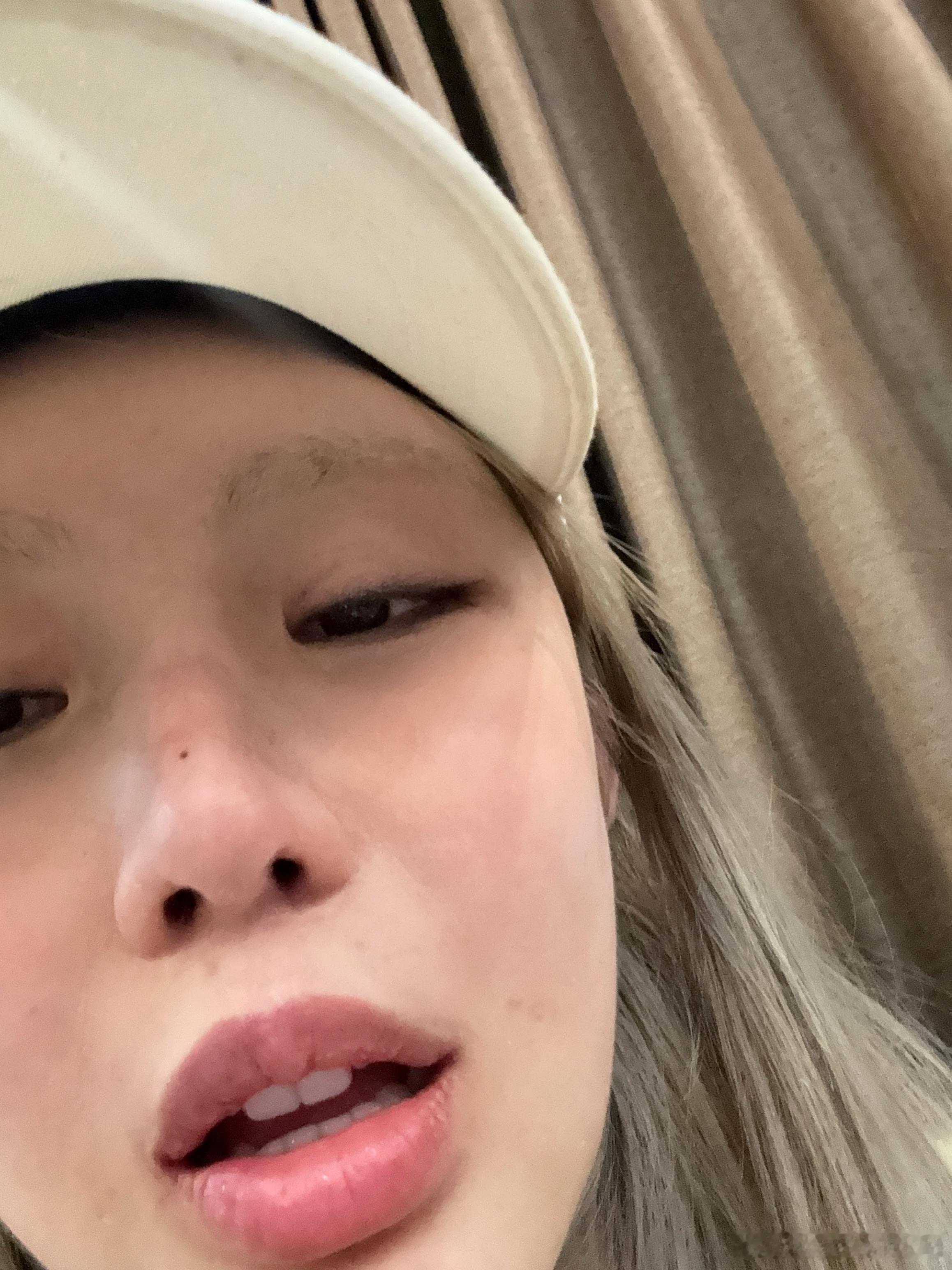 快半个月没怎么睡过觉了，每天都是这样困不行的状态： 
