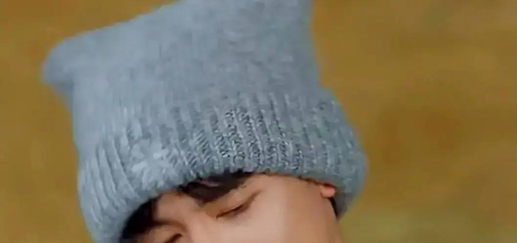 27条NG。
沈腾瘸着腿没走。
监视器前气压低得能拧出水。
胡先煦那台赛车第四次