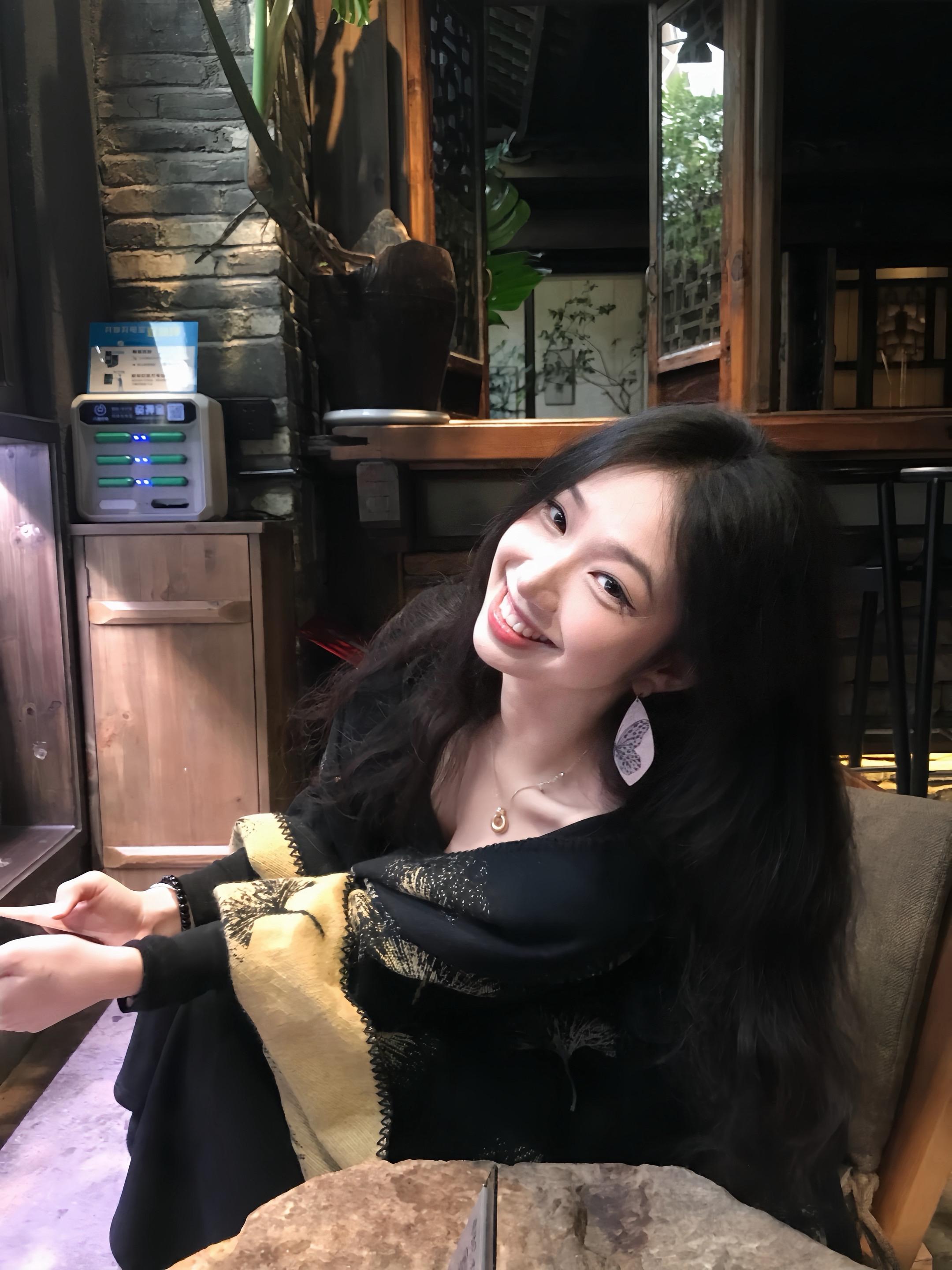 好吧 我给我自己立的人设是坏女人 其实我是个粘人的小女孩