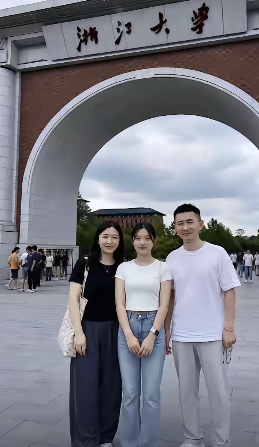 浙大开学，这一家三口火了：父母体制内，女儿考上名校，评论区却吵翻了！

浙大紫金