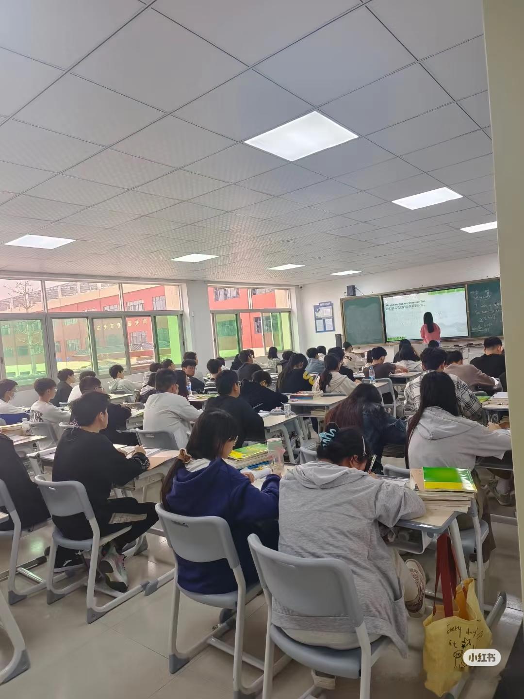 警惕抑郁休学潮：别让孩子困在“第三只笼子”
 
央视曝光的青少年抑郁休学潮，揭开