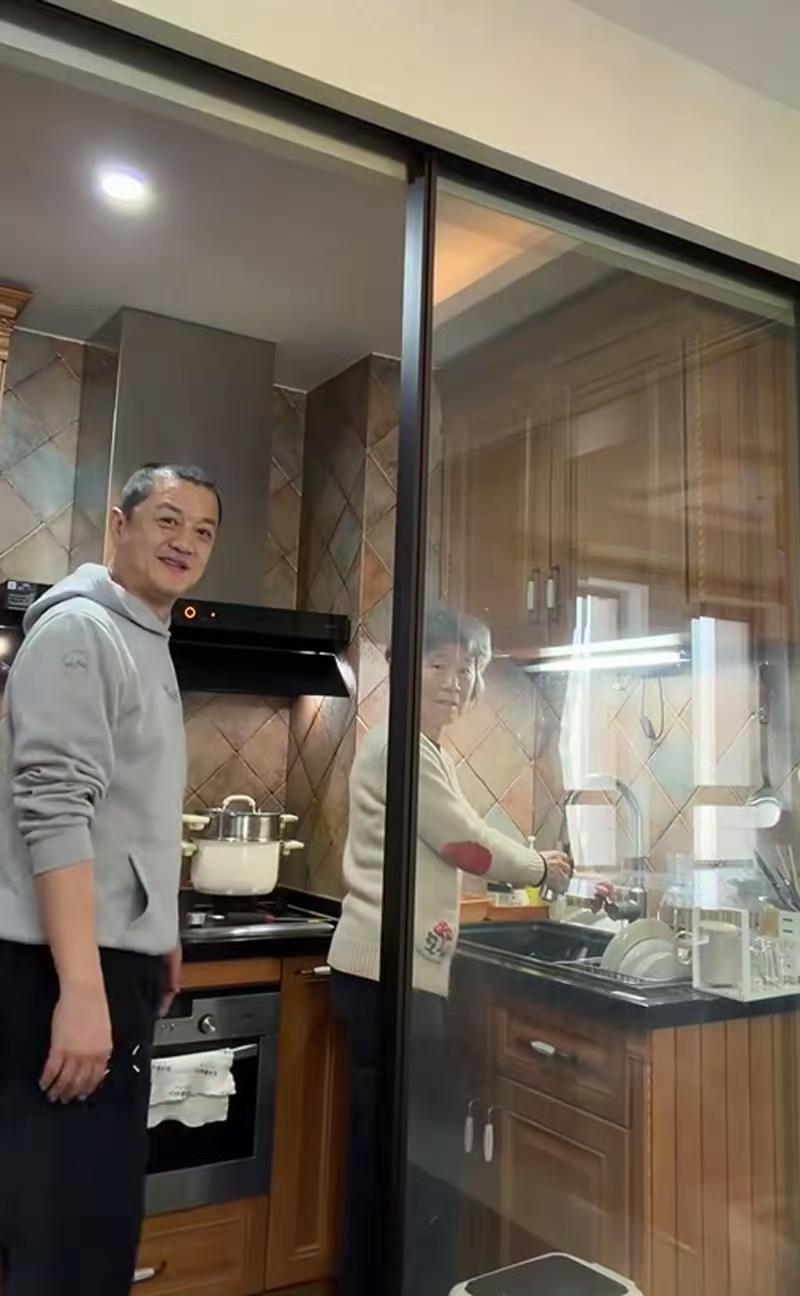 李亚鹏与母亲共度元宵佳节，在北京的简朴居所中，母子二人温馨相伴。83岁高龄的母亲