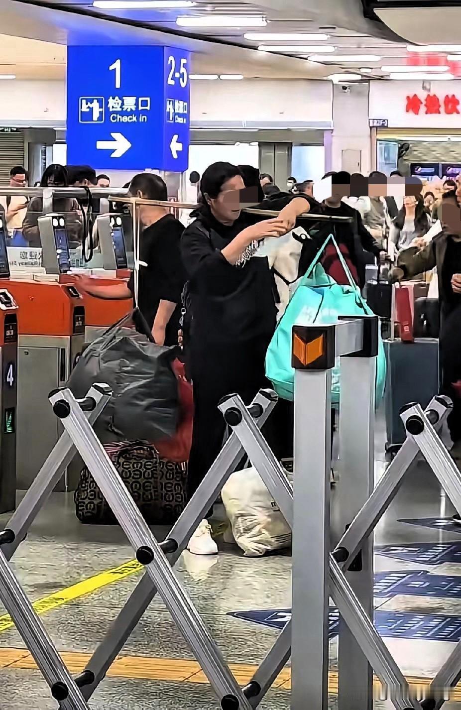 看到这一幕真的破防了！深圳火车站检票口，男子抬头一眼，瞬间心疼不已。

候车大厅
