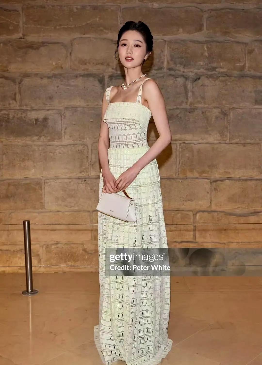 短剧女顶流杀疯了！岳雨婷看ES秀G社图曝光，生图比精修还绝🔥


谁还没被岳雨