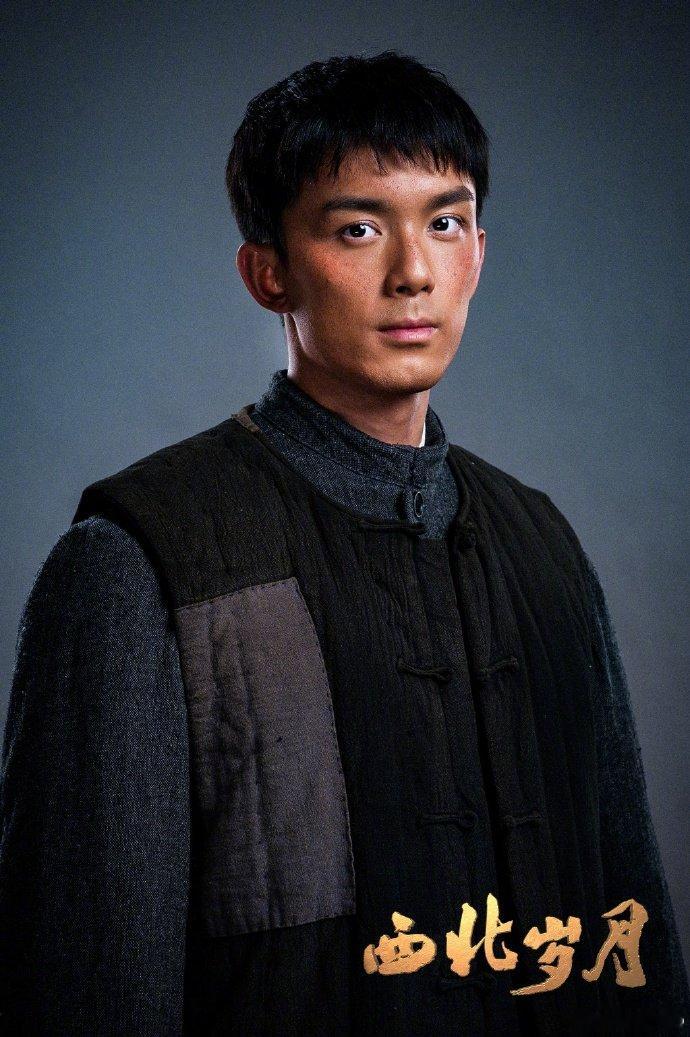 #吴磊西北岁月定妆照##吴磊新剧定妆照#吴磊西北岁月定妆照！饰演的角色少年时期与