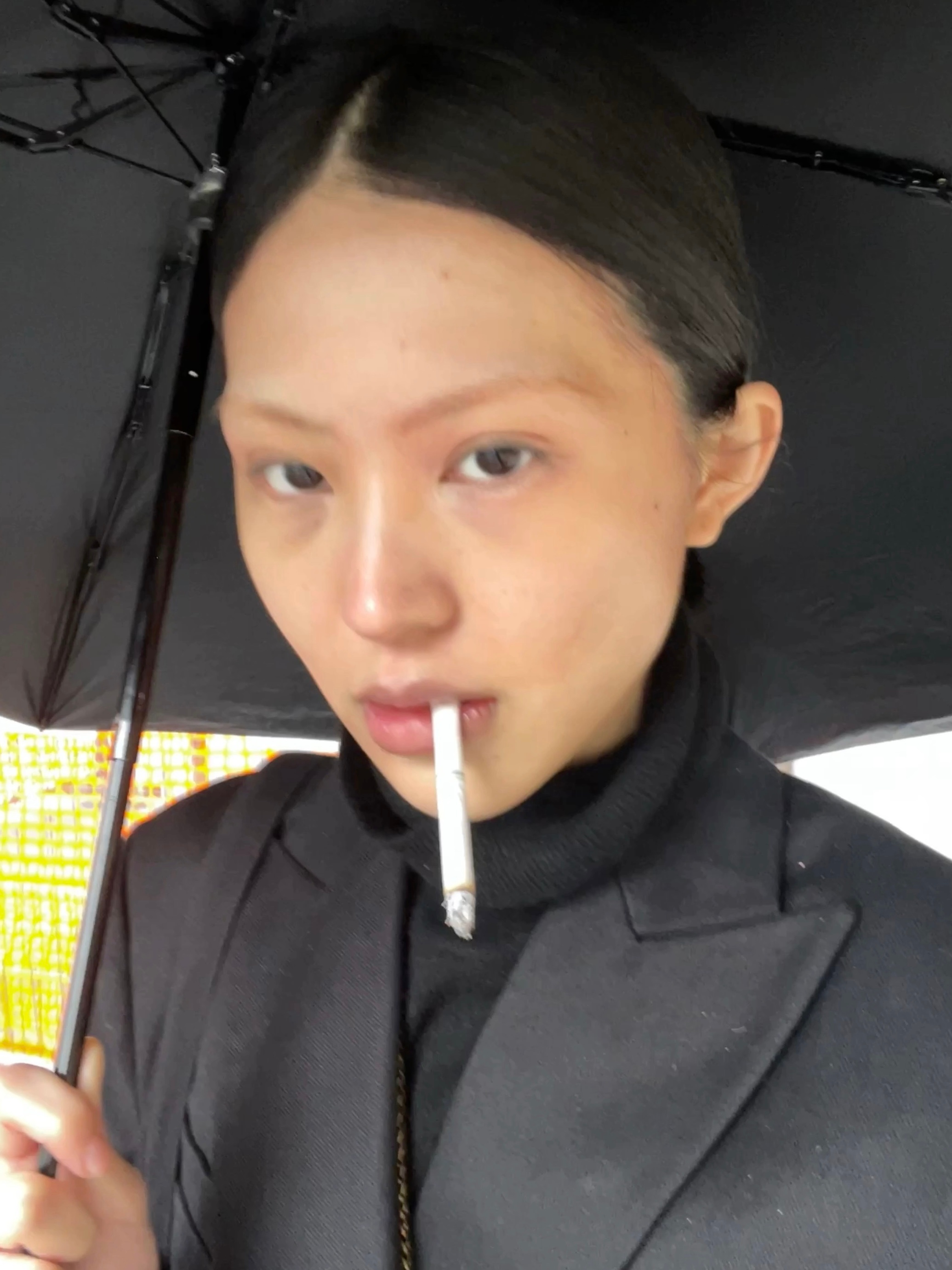 我意外的还蛮喜欢这种发型。以前特别抗拒做造型把头发刘海全梳上去，现在开始接受我的